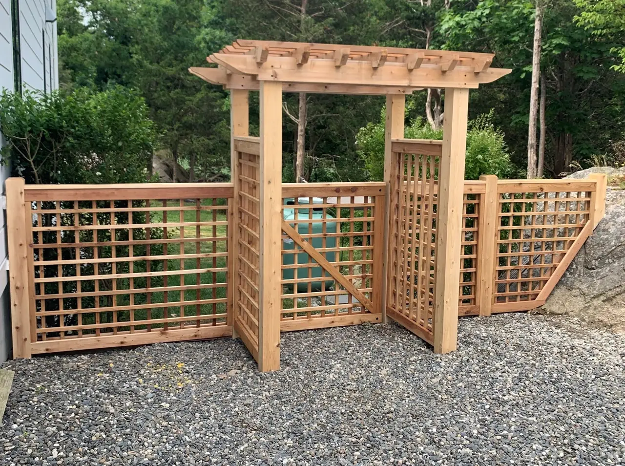 English Garden Lattice Topper fence installed by Armstrong Fence on the South Shore of Massachusetts